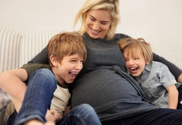 Mặc đẹp và thoải mái trong thai kỳ với gợi ý thời trang bầu cho mẹ