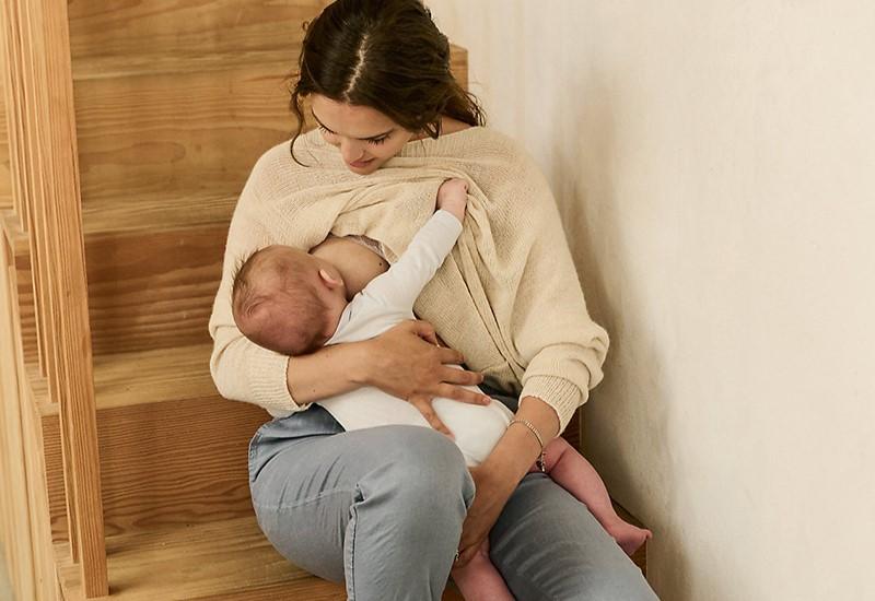Khoảnh khắc vén váy cho con bú đẹp đến nao lòng của các bà mẹ