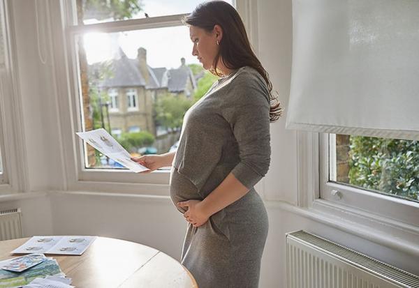 Gợi ý chọn đầm bầu công sở cho mẹ bầu thanh lịch, hiện đại